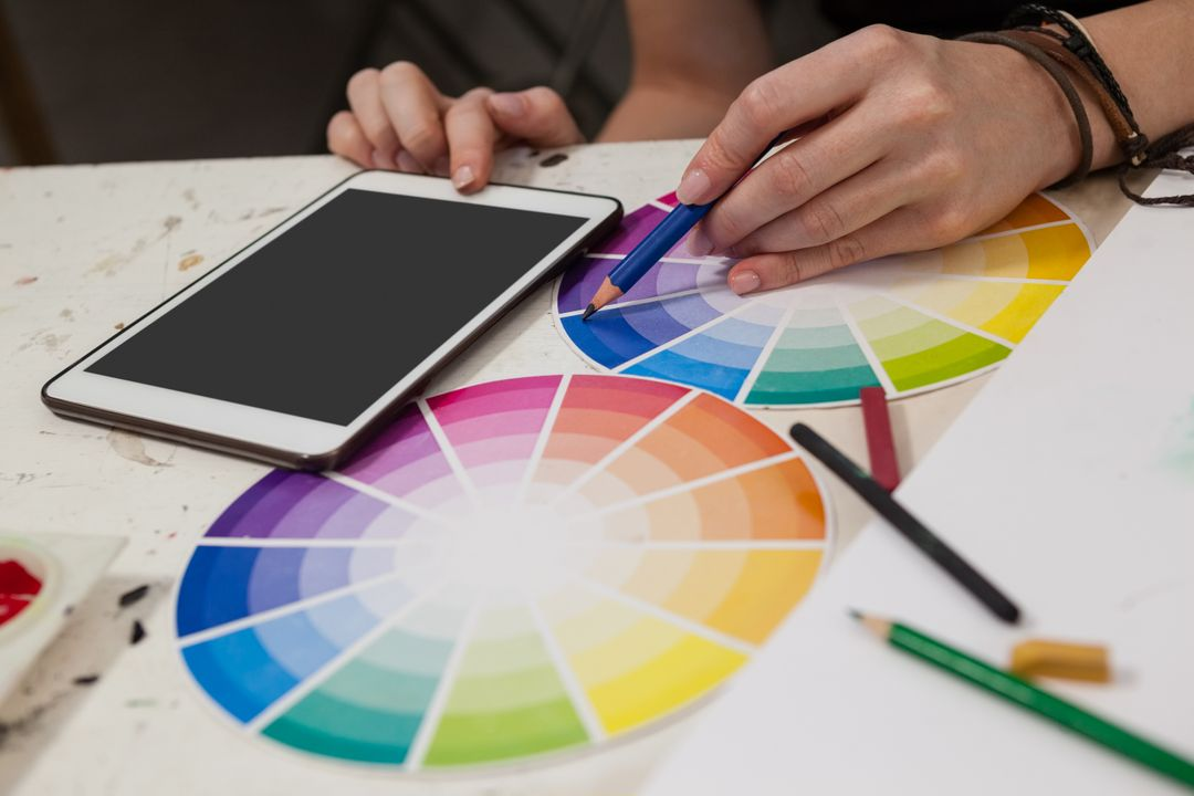 Image of two circles of colours and a tablet on a desk - Ten powerful advertising techniques to lure customers and boost your sales - Image