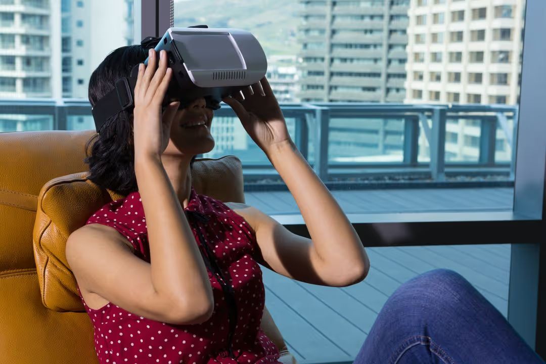 A female executive uses a VR headset - Using AI to improve your marketing campaigns - Image