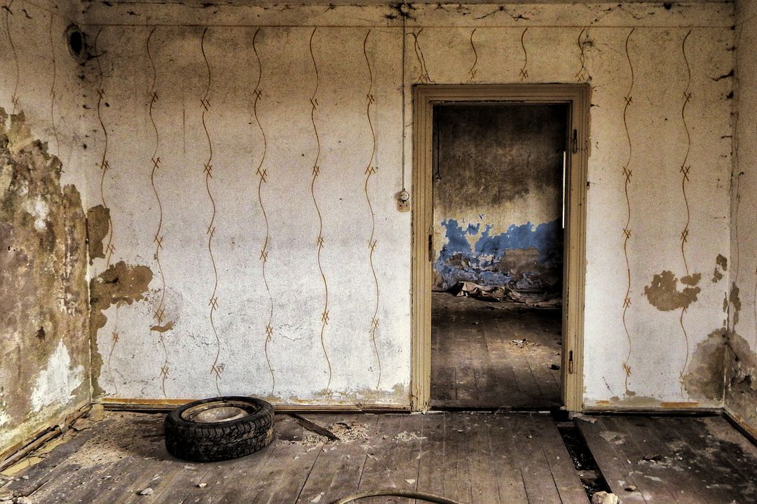an old room with peeling paint - Free Images, Stock Photos and Pictures on Pikwizard.com