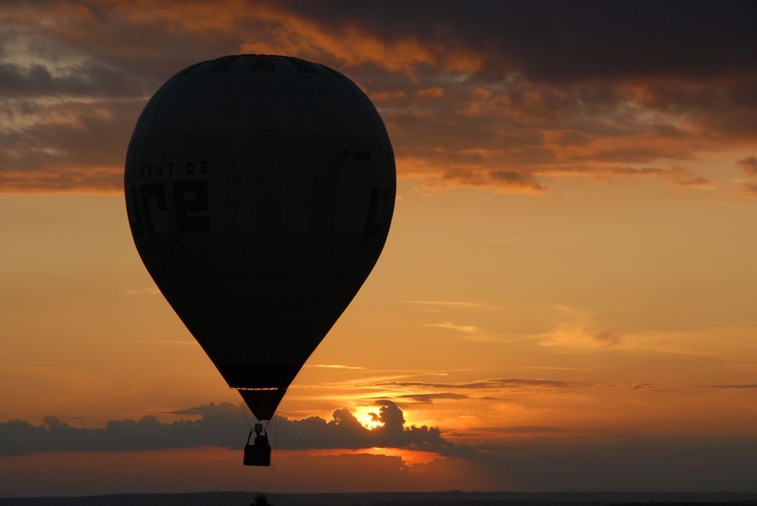 a hot air balloon - Free Images, Stock Photos and Pictures on Pikwizard.com