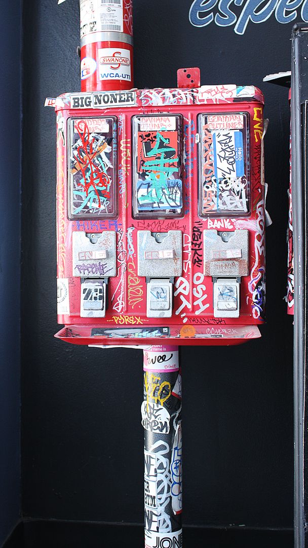 a vending machine - Free Images, Stock Photos and Pictures on Pikwizard.com