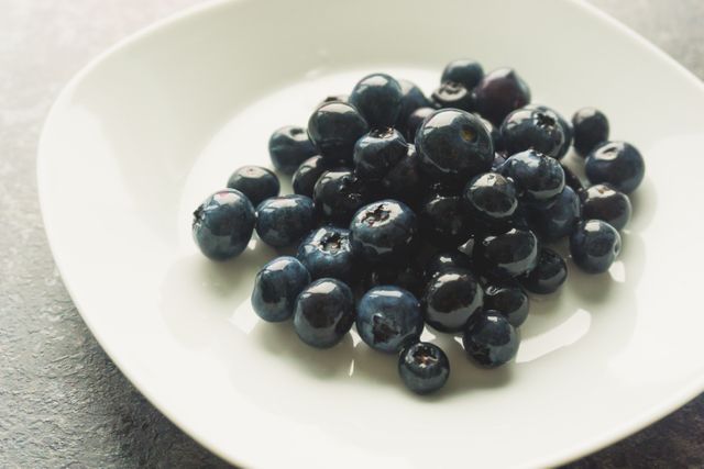 a white plate with blueberries - Download Free Stock Photos Pikwizard.com