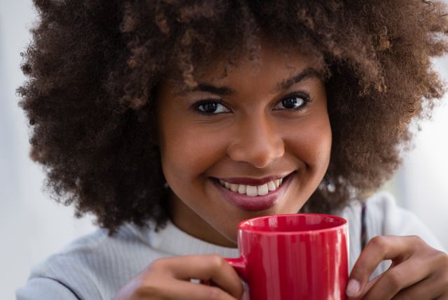 Close up portrait of smiling woman with frizzy hair holding coffee mug - Download Free Stock Photos Pikwizard.com