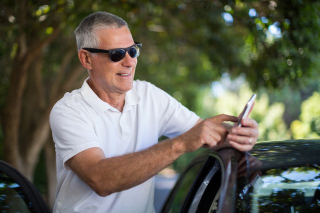 Senior man using smart phone - Download Free Stock Photos Pikwizard.com