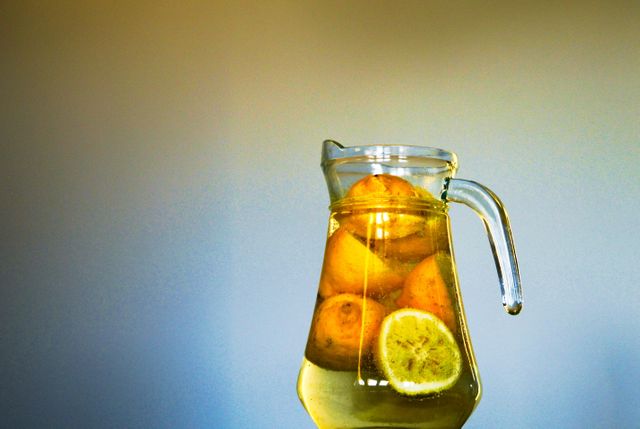 Clear Glass Pitcher With Sliced Yellow Round Fruit Inside - Download Free Stock Photos Pikwizard.com