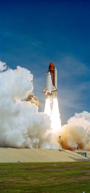 STS-43 Atlantis, OV-104, lifts off from KSC Launch Complex (LC) Pad 39A - Download Free Stock Photos Pikwizard.com