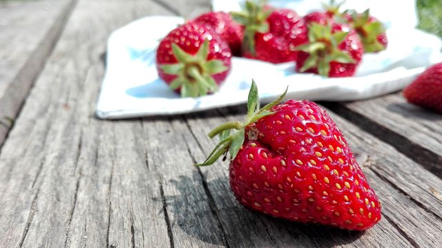 Close up fruit ripe strawberries strawberries - Download Free Stock Photos Pikwizard.com