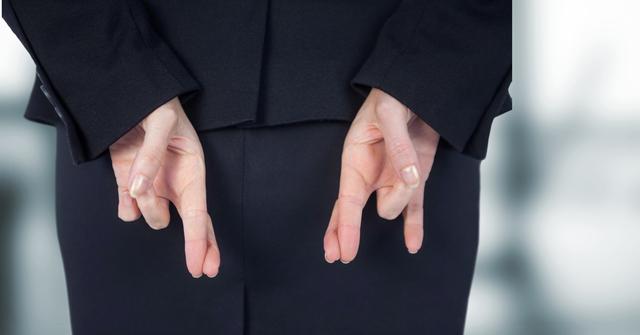 Business woman with her fingers crossed. blurred background - Download Free Stock Photos Pikwizard.com