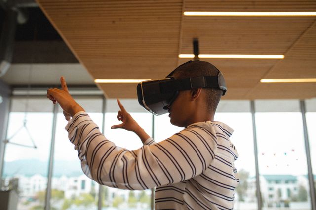 African american businesswoman gesturing while wearing virtual reality simulator - Download Free Stock Photos Pikwizard.com